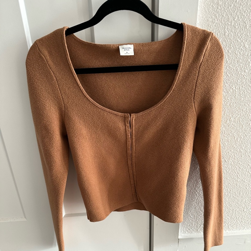 NWOT Abercrombie Cardigan Hook and Eye Clasps in Tan Size M